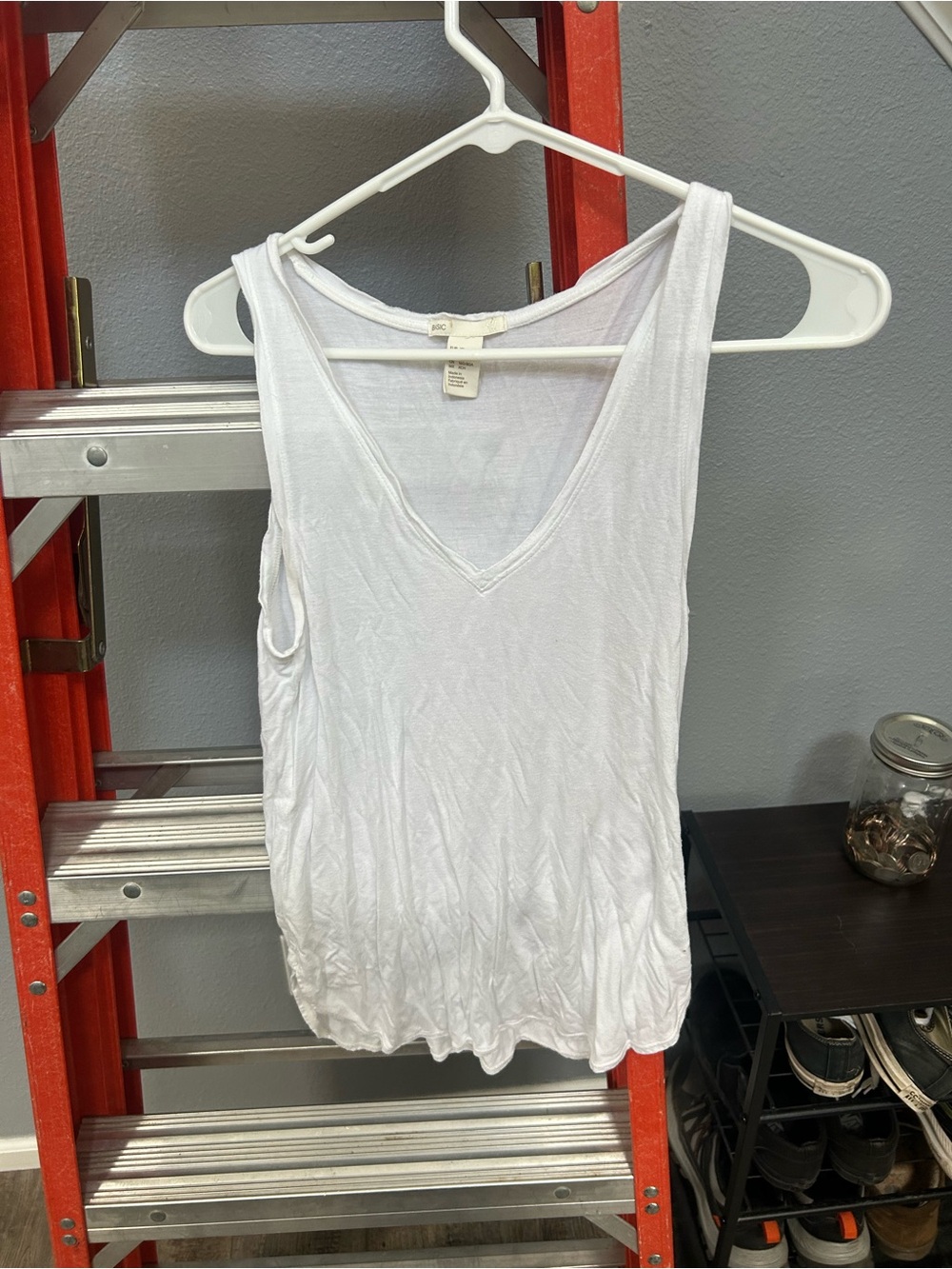 Women's White V-Neck Sleeveless Tank Top